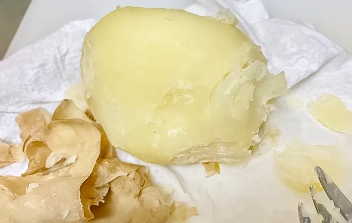 ジャガイモの皮を剥いた写真（撮影：エニママ）