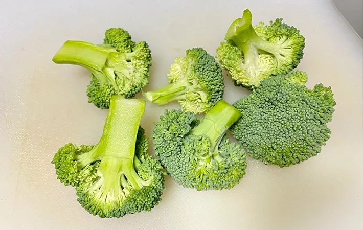 小房に分けたブロッコリーの写真（撮影：エニママ）