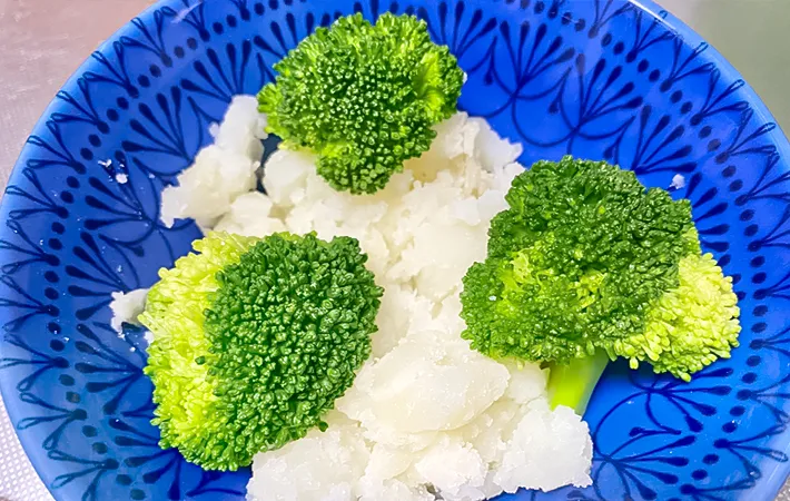 潰したジャガイモの上にブロッコリーをのせた写真（撮影：エニママ）
