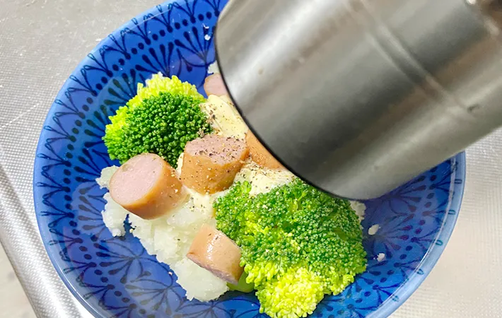 黒コショウを振っている写真（撮影：エニママ）