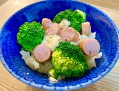 完成した『ブロッコリーとソーセージのホットポテト』の写真（撮影：エニママ）