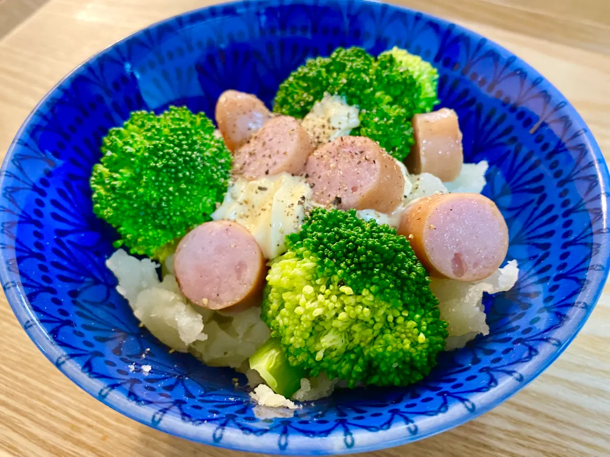 完成した『ブロッコリーとソーセージのホットポテト』の写真（撮影：エニママ）