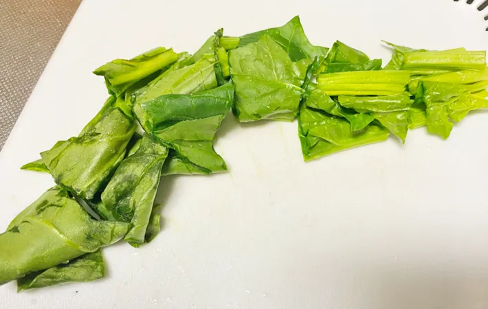 『ほんだし卵とほうれん草のトースト』を作る写真（撮影：エニママ）