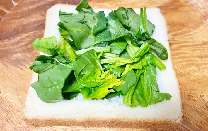 『ほんだし卵とほうれん草のトースト』を作る写真（撮影：エニママ）