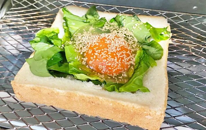 『ほんだし卵とほうれん草のトースト』を作る写真（撮影：エニママ）