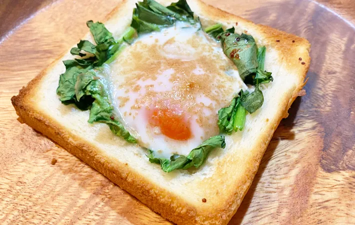 『ほんだし卵とほうれん草のトースト』の完成写真（撮影：エニママ）