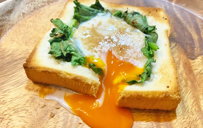 『ほんだし卵とほうれん草のトースト』の完成写真（撮影：エニママ）