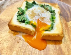『ほんだし卵とほうれん草のトースト』の完成写真（撮影：エニママ）