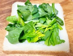 『「ほんだし」卵とほうれん草のトースト』の作り方の画像（撮影：エニママ）