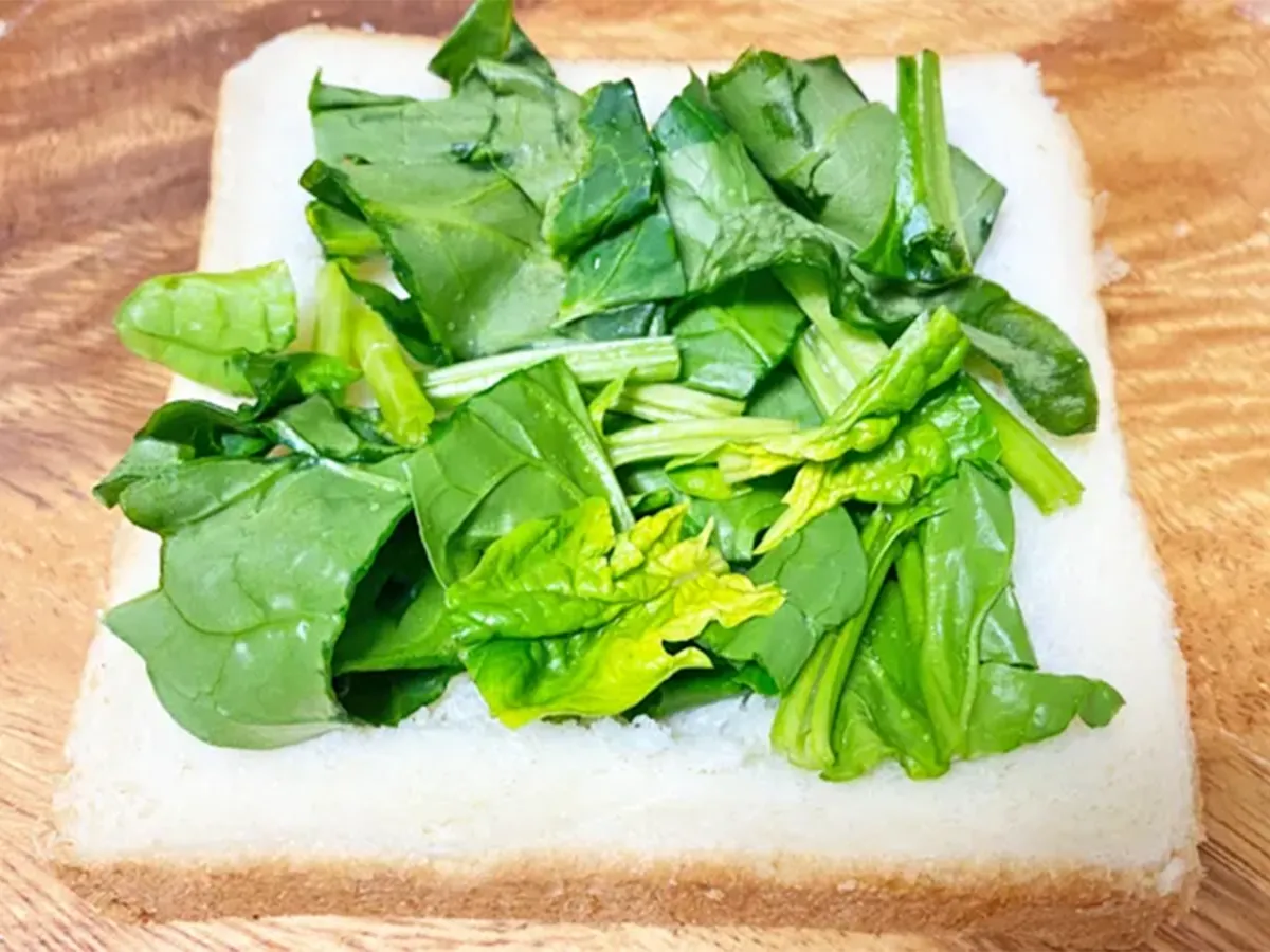 『「ほんだし」卵とほうれん草のトースト』の作り方の画像（撮影：エニママ）