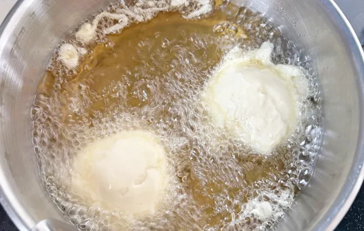 『天ぷらアイス』を作る写真（撮影：エニママ）