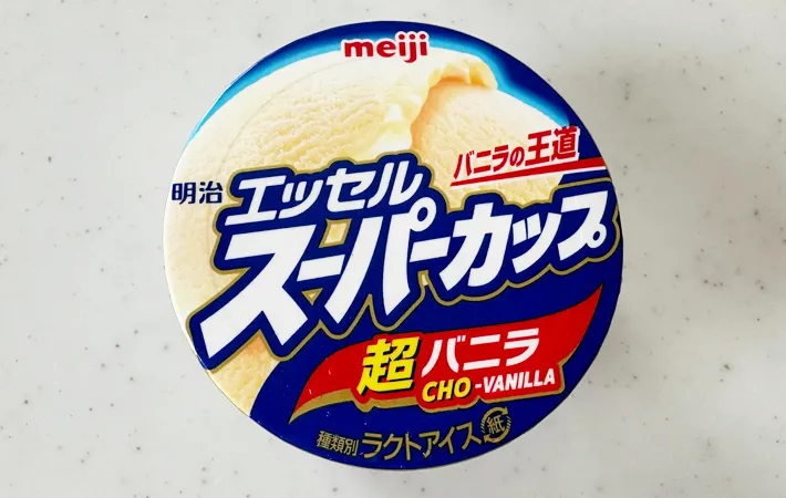 『明治 エッセル スーパーカップ 超バニラ』の写真（撮影：エニママ）