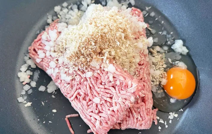 『餅入りハンバーグ』を作る写真（撮影：エニママ）