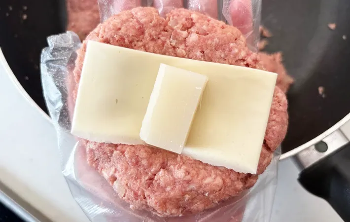 『餅入りハンバーグ』を作る写真（撮影：エニママ）