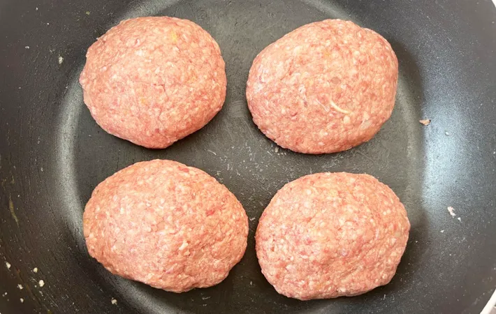 『餅入りハンバーグ』を作る写真（撮影：エニママ）