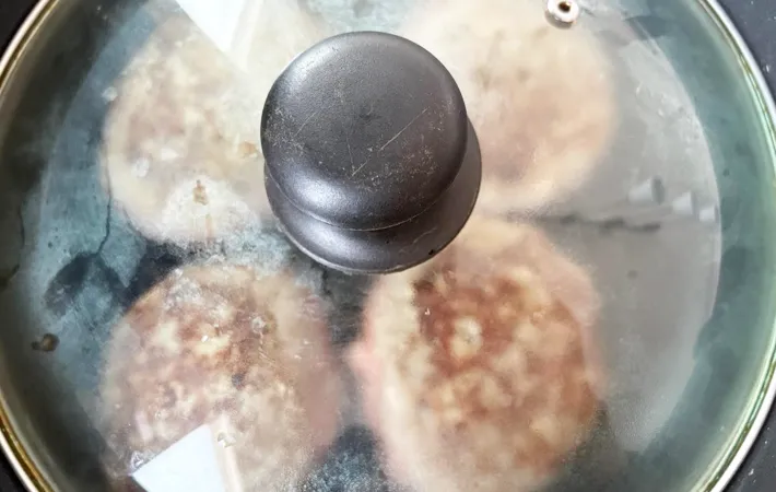 『餅入りハンバーグ』を作る写真（撮影：エニママ）