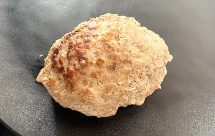 『餅入りハンバーグ』を作る写真（撮影：エニママ）