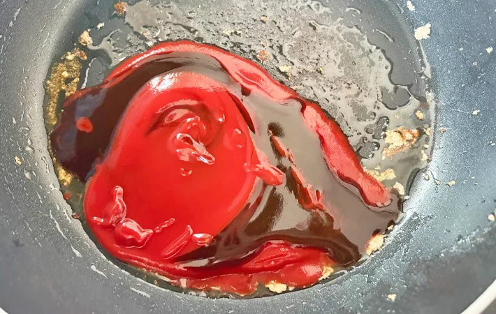 『餅入りハンバーグ』を作る写真（撮影：エニママ）