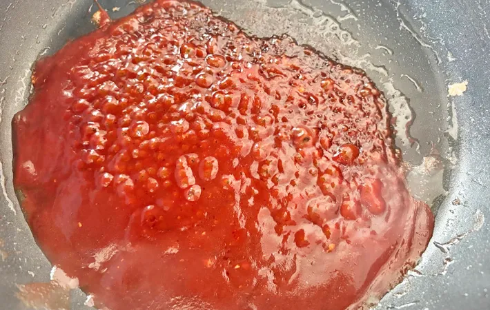 『餅入りハンバーグ』を作る写真（撮影：エニママ）