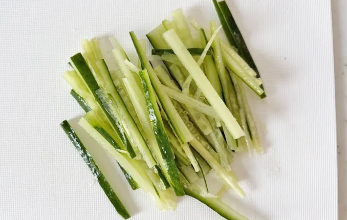 『ビビン麺風そば』を作る写真（撮影：エニママ）