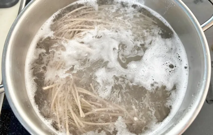 『ビビン麺風そば』を作る写真（撮影：エニママ）