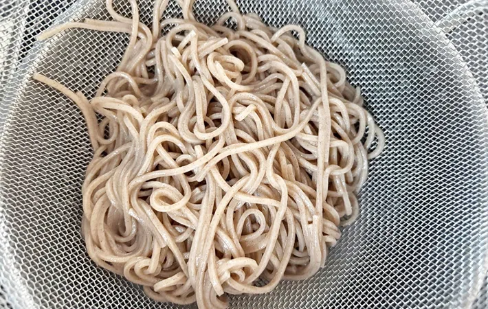 『ビビン麺風そば』を作る写真（撮影：エニママ）