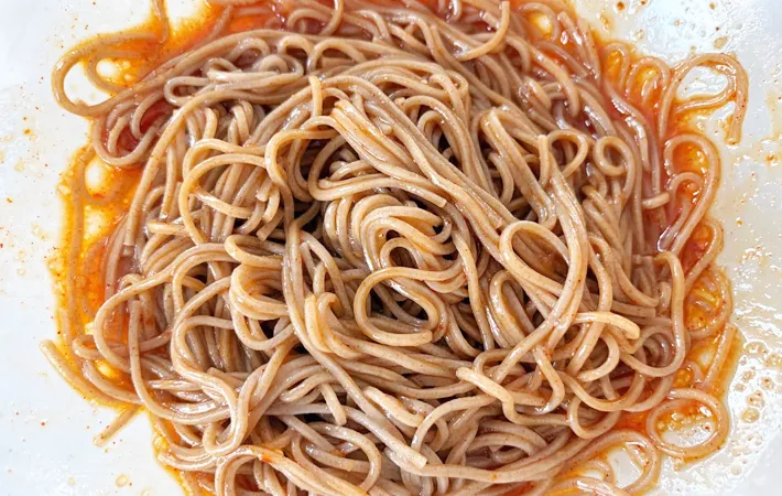 『ビビン麺風そば』を作る写真（撮影：エニママ）