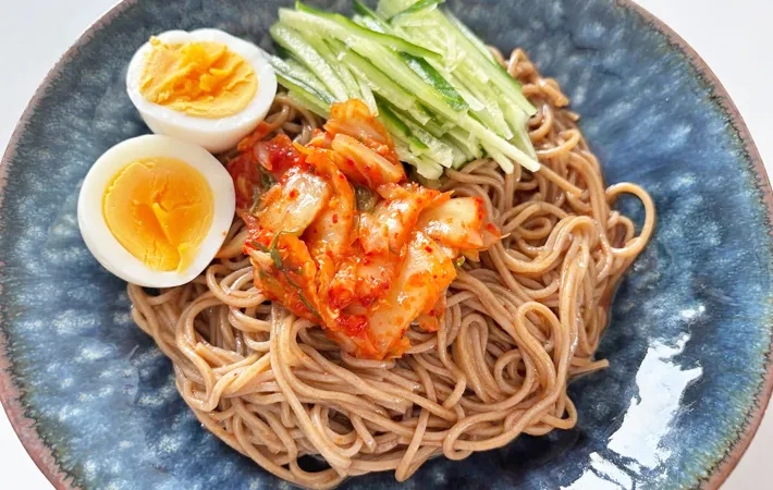 『ビビン麺風そば』の完成写真（撮影：エニママ）