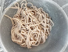 『ビビン麺風そば』を作る写真（撮影：エニママ）