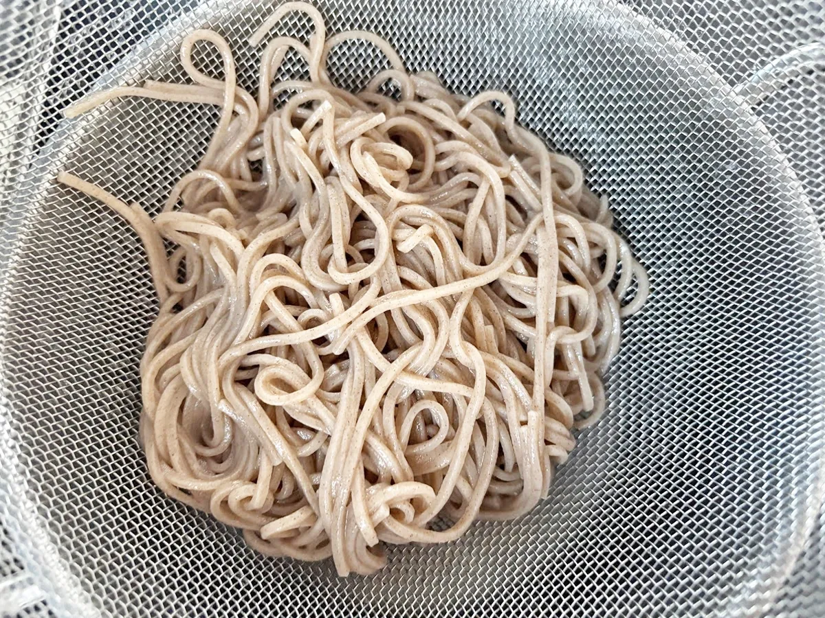 『ビビン麺風そば』を作る写真（撮影：エニママ）