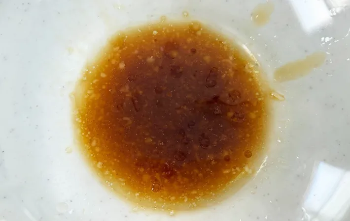 『【限界麺】オイスターソースそば』を作る写真（撮影：エニママ）