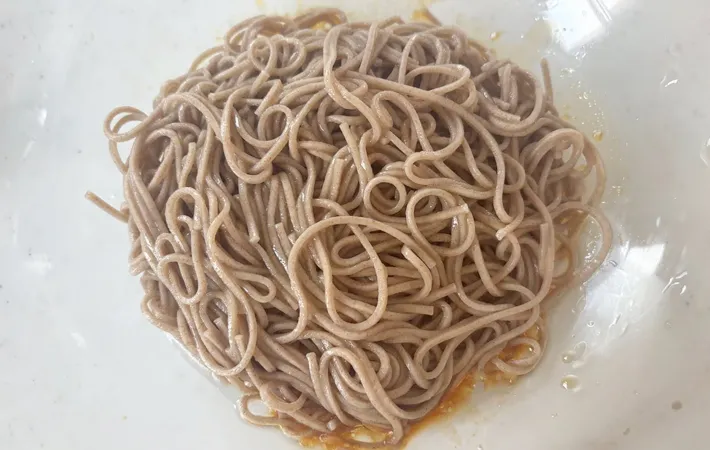 『【限界麺】オイスターソースそば』を作る写真（撮影：エニママ）