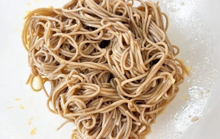 『【限界麺】オイスターソースそば』を作る写真（撮影：エニママ）