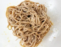 『【限界麺】オイスターソースそば』を作る写真（撮影：エニママ）