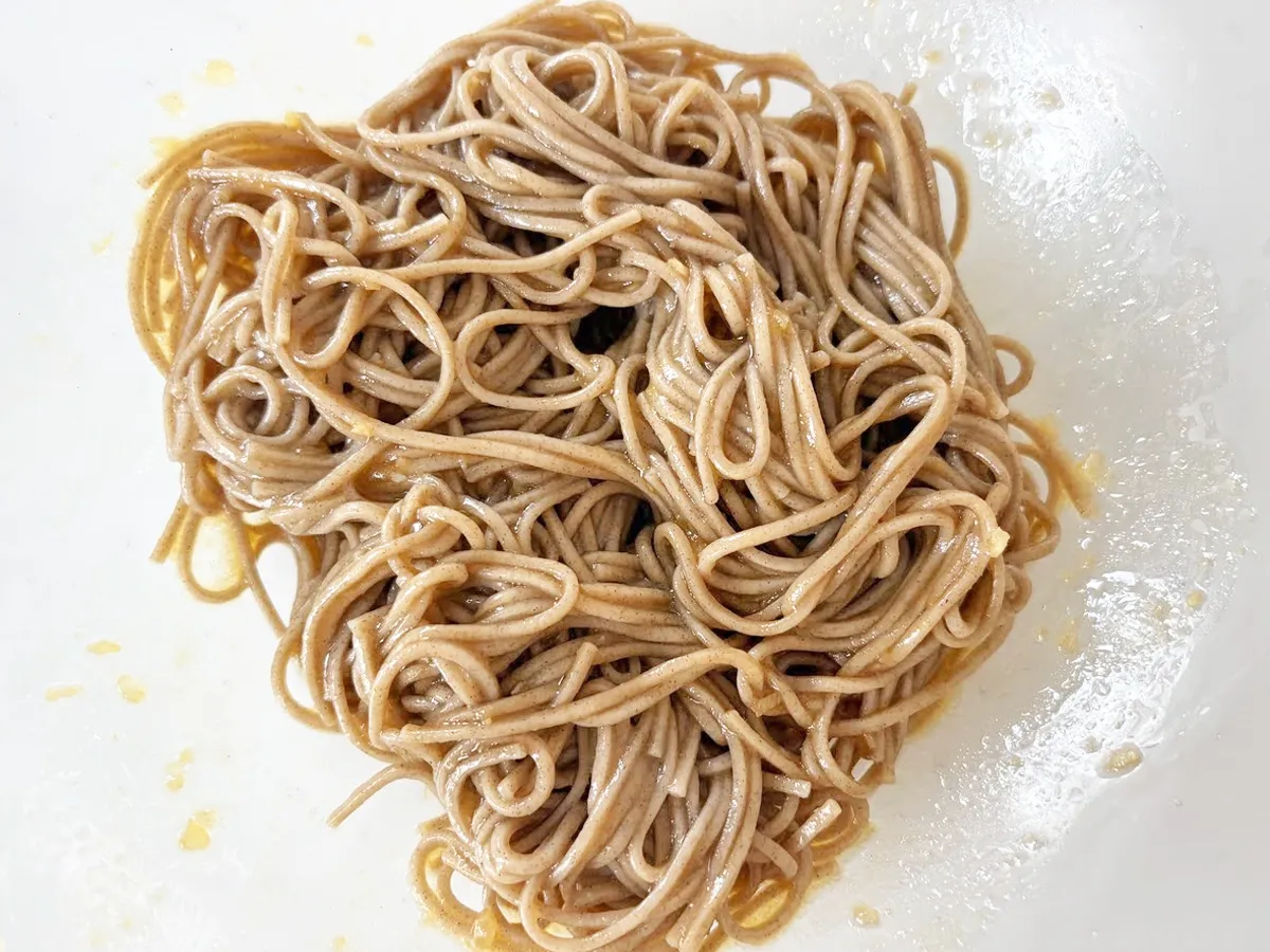 『【限界麺】オイスターソースそば』を作る写真（撮影：エニママ）