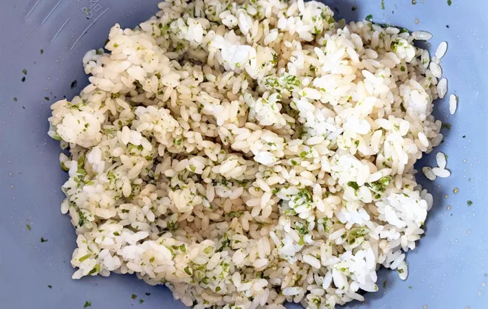 『カラムーチョおにぎり』を作る写真（撮影：エニママ）