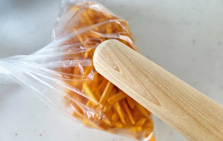 『カラムーチョおにぎり』を作る写真（撮影：エニママ）