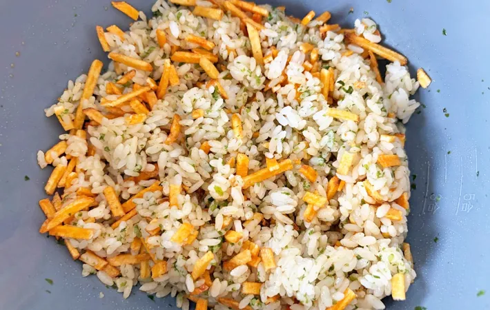 『カラムーチョおにぎり』を作る写真（撮影：エニママ）