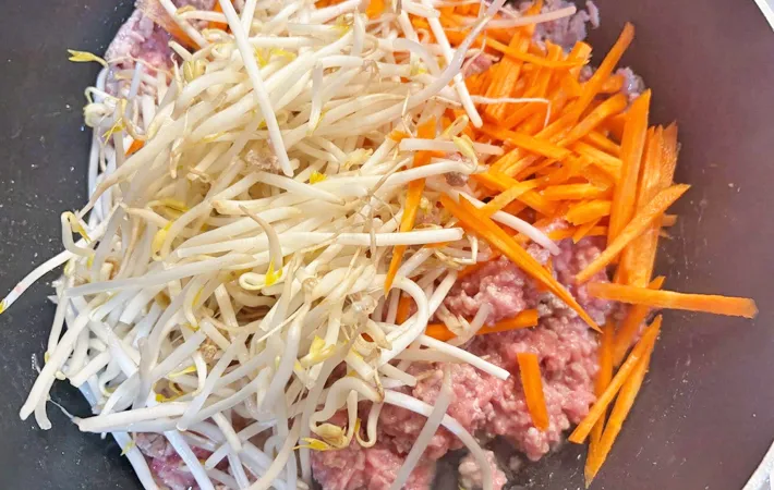 『ビビンバ丼』を作る写真（撮影：エニママ）