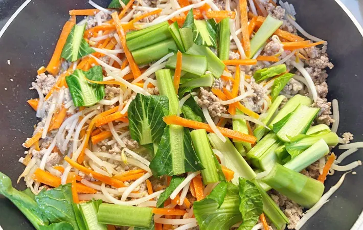 『ビビンバ丼』を作る写真（撮影：エニママ）