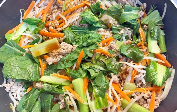 『ビビンバ丼』を作る写真（撮影：エニママ）