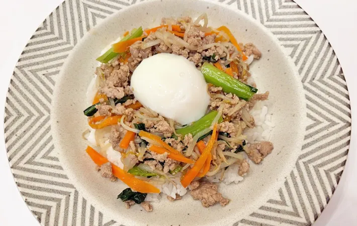 『ビビンバ丼』の完成写真（撮影：エニママ）