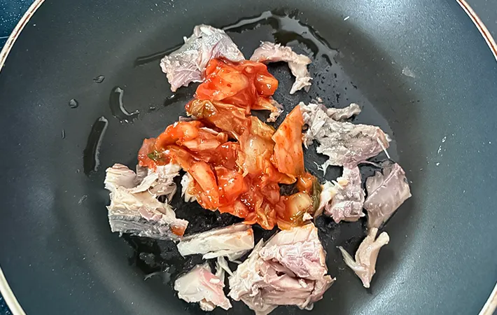 サバの水煮缶とキムチを炒めている写真（撮影：エニママ）