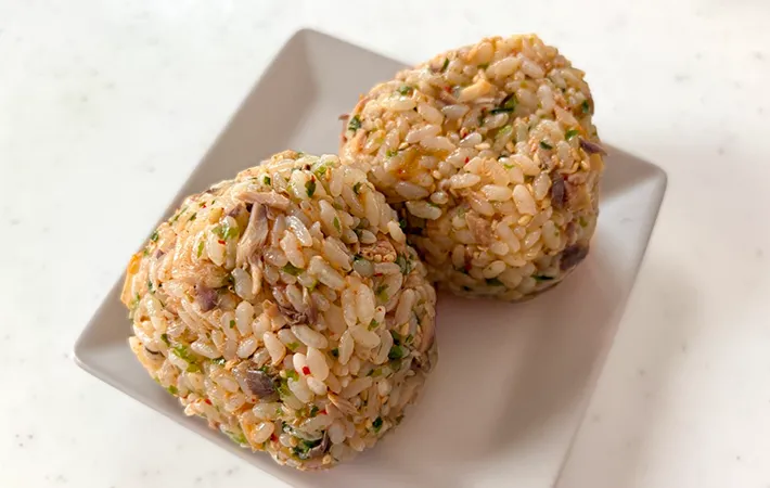 『サバ缶×キムチのおにぎり』の完成写真（撮影：エニママ）