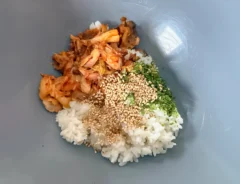 『サバ缶×キムチのおにぎり』の材料をボウルに入れた写真（撮影：エニママ）