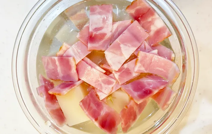 『餅のカルボナーラ風』を作る写真（撮影：エニママ）