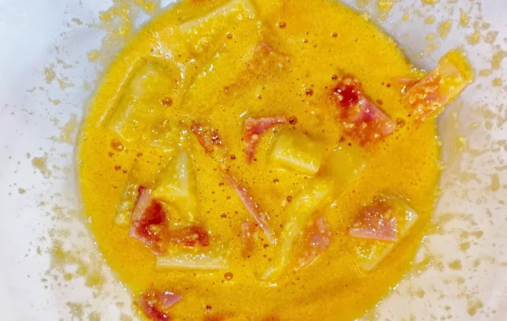 『餅のカルボナーラ風』を作る写真（撮影：エニママ）