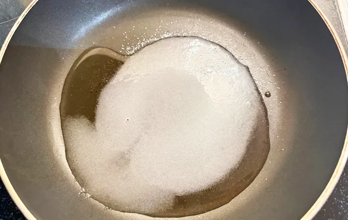 『飴餅』を作る写真（撮影：エニママ）