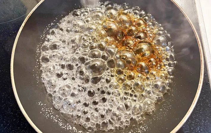 『飴餅』を作る写真（撮影：エニママ）