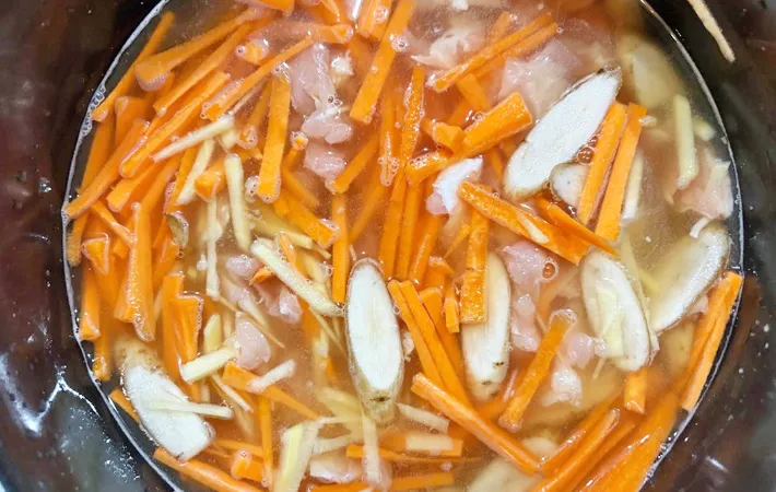 『ショウガ入り炊き込みご飯』を作る写真（撮影：エニママ）